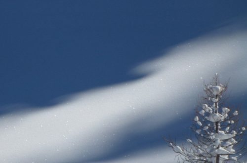 Winterlandschaft im schweizer Oberengadin mit Licht und Schatten im Schnee