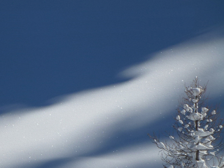 Winterlandschaft im schweizer Oberengadin mit Licht und Schatten im Schnee
